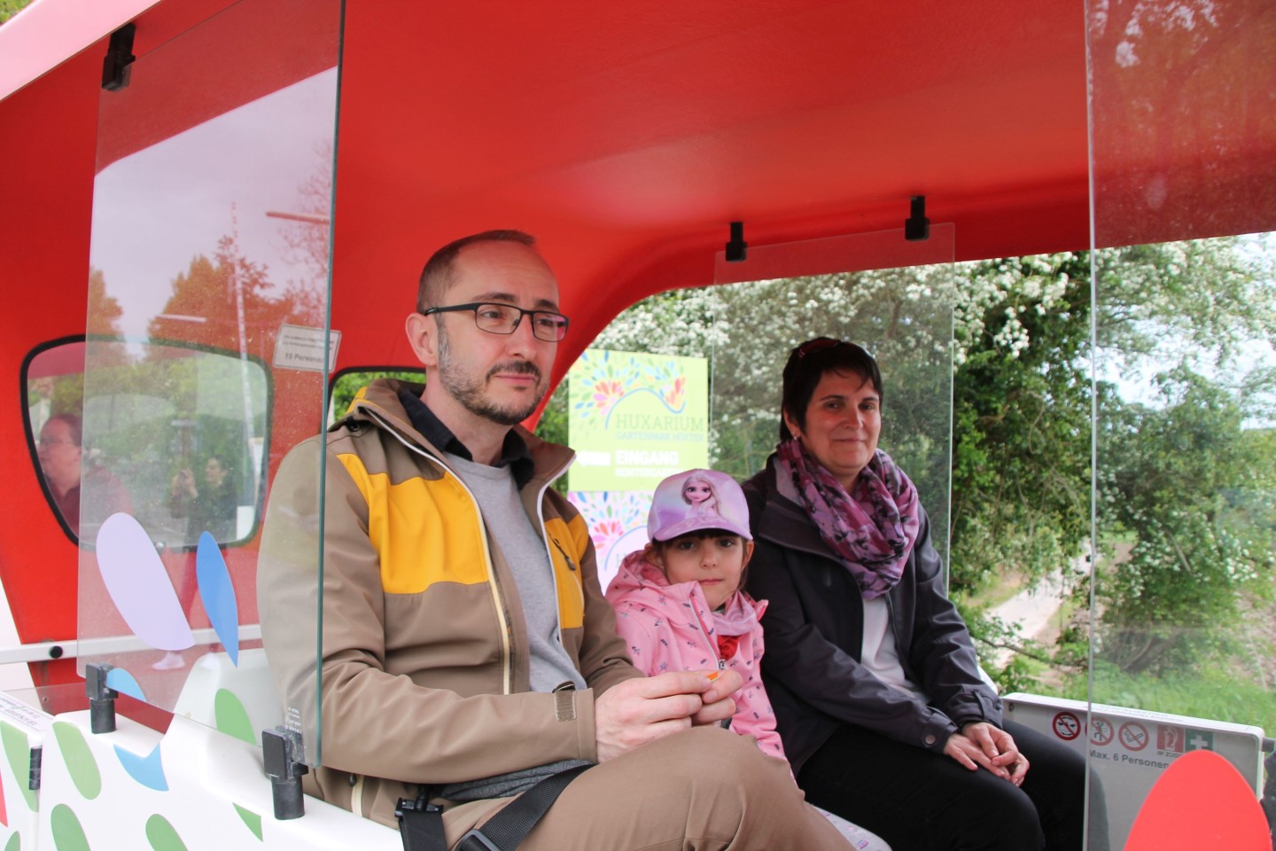 Foto: Jens, Lara (5) und Sabrina Pforte kommen aus Weimar und genossen eine Rundfahrt mit der Bimmelbahn durch den Huxarium Gartenpark Höxter.