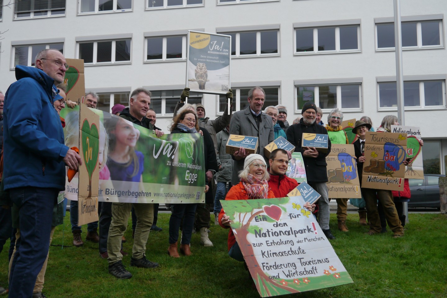 Große Zustimmung für Nationalpark-Bürgerbegehren - Bündnis übergibt Unterschriften an Kreis Höxter