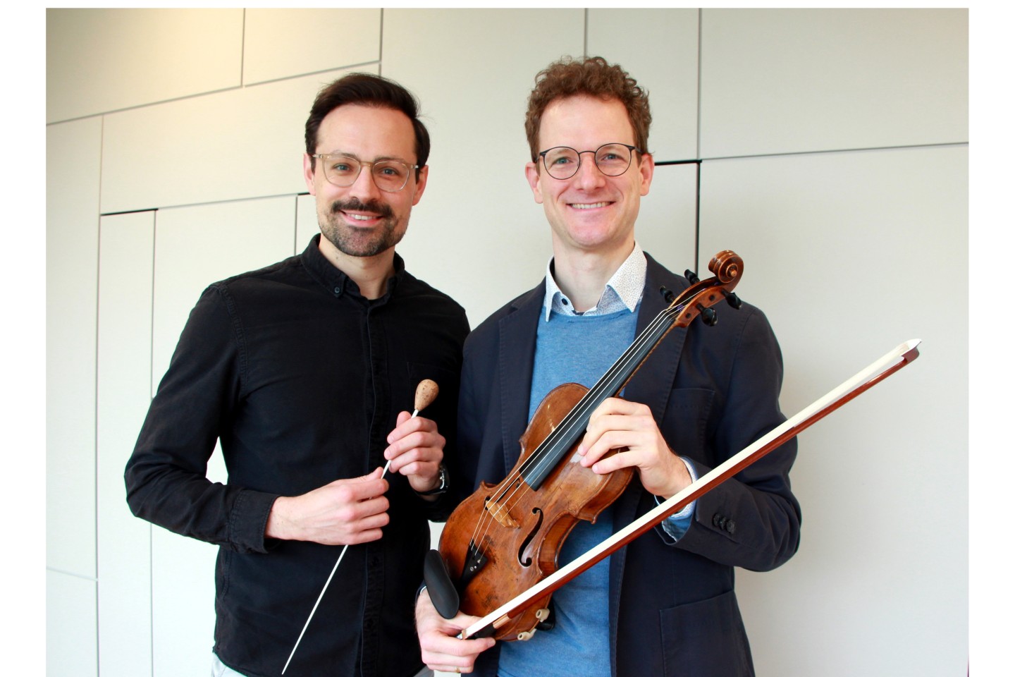 Bildunterschrift: Dirigent Gerald Mair (links) und Solist Jonathan David Misch freuen sich auf ein abwechslungsreiches Programm bei den Sinfoniekonzerten. Mit „Minimal music“ im Violinkonzert steht un