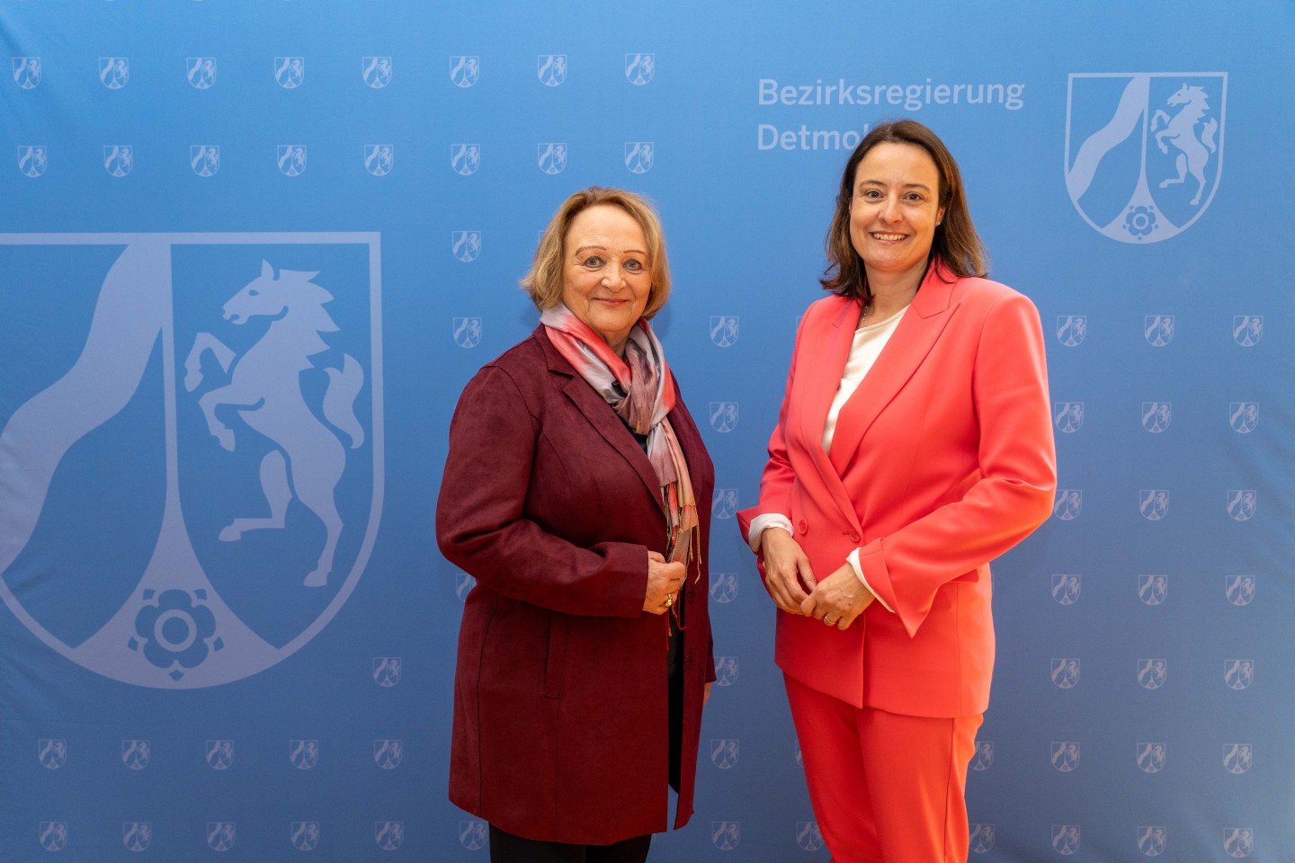 Bildunterschrift: Auf Einladung der Regierungspräsidentin Anna Katharina Bölling (rechts im Bild) und der Antisemitismusbeauftragten des Landes Nordrhein-Westfalen Sabine Leutheusser-Schnarrenberger (