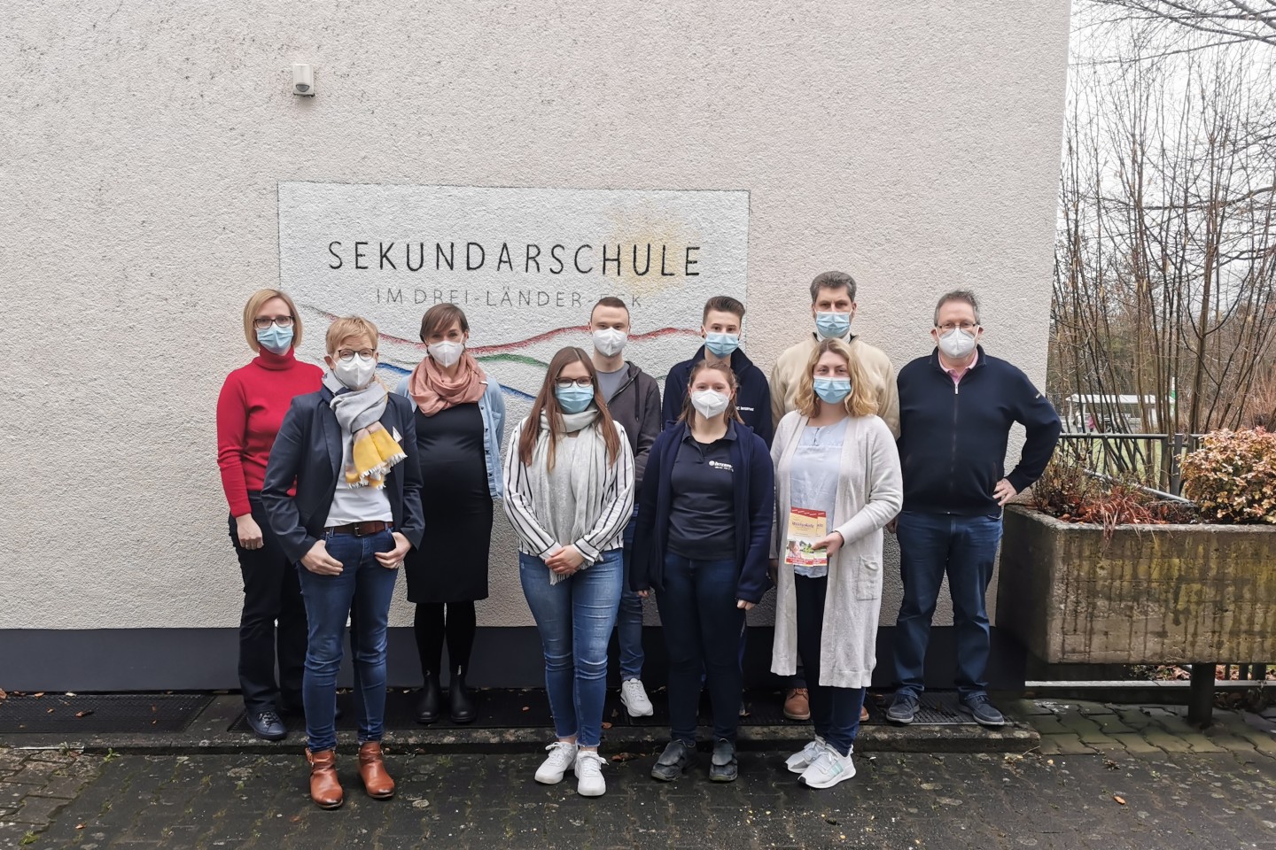 1. Foto (01 - Judith Hüsken) - Gruppenfoto mit allen Beteiligten - Schule im Dreiländereck
