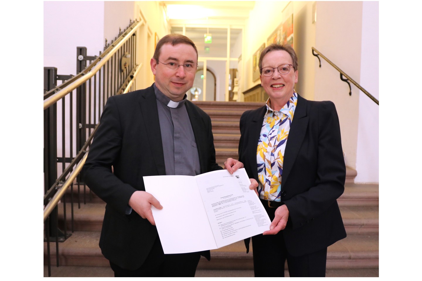 Regierungspräsidentin Marianne Thomann-Stahl hat in Schloss Corvey einen Bewilligungsbescheid über eine Förderung in Höhe von rund 237.000 Euro an Dr. Hans-Bernd Krismanek, Leiter des Pastoralverbunds