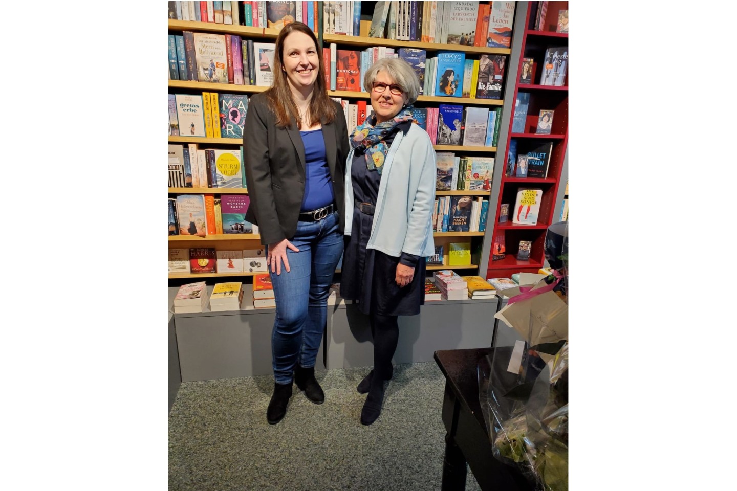 „Bücher Saabel“ mit neuer Inhaberin Daniela Illgner l. und der alten Inhaberin Bettine Saabel