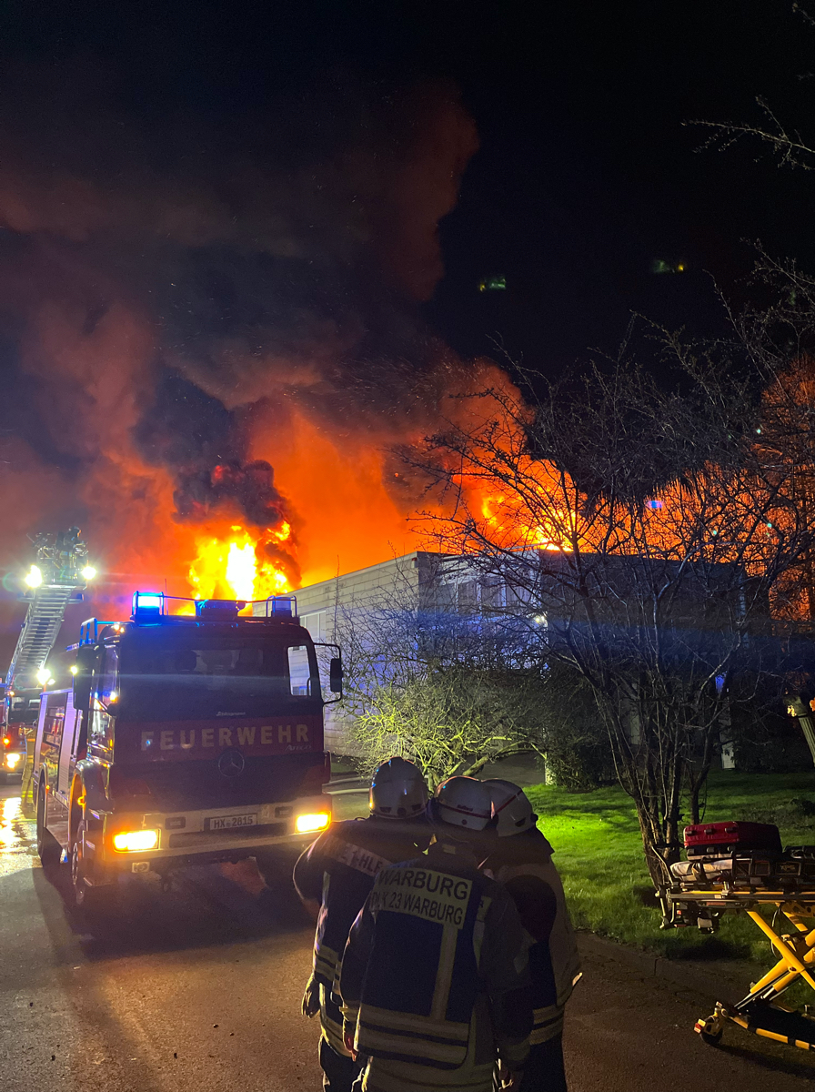Bildunterschrift: Brand einer Industriehalle in Willebadessen