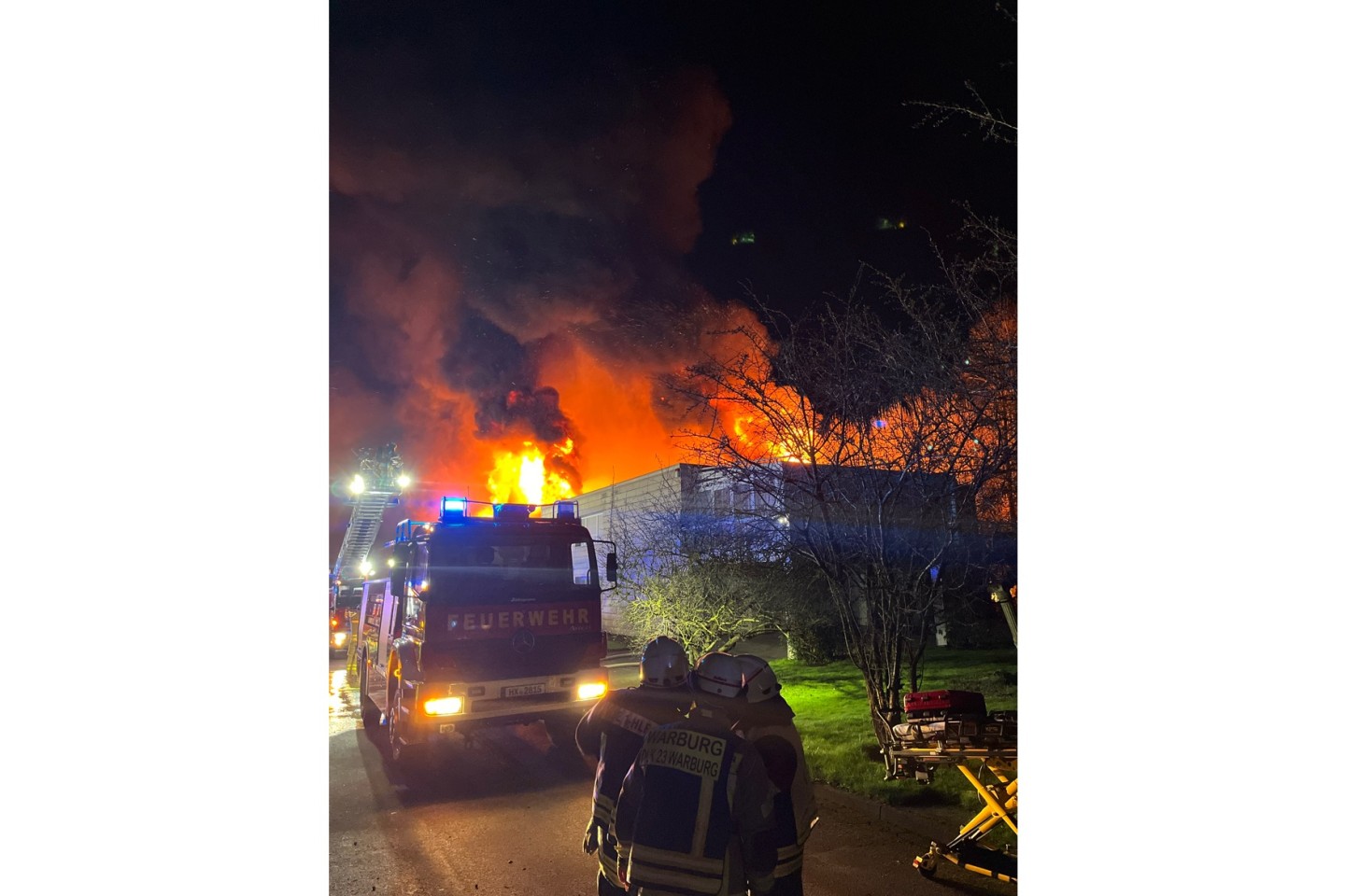 Bildunterschrift: Brand einer Industriehalle in Willebadessen