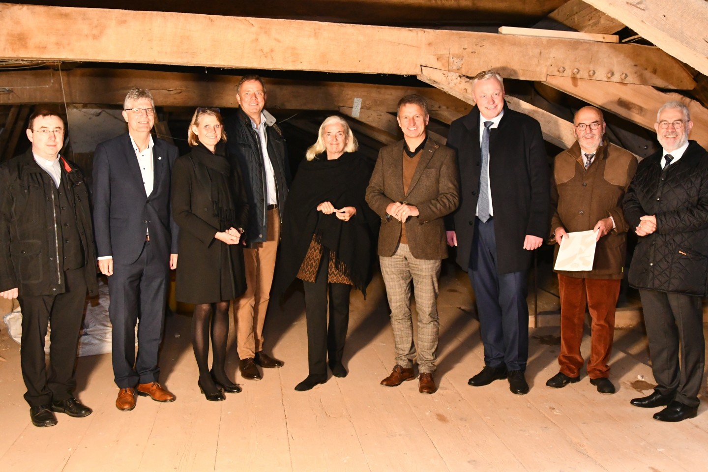 Kulturministerin Isabel Pfeiffer-Poensgen (Mitte) hat einen Zuwendungsbescheid über 2,7 Millionen Euro an Michael Funk (2. von rechts) übergeben. Mit in Corvey dabei waren Pfarrdechant Dr. Hans Bernd 