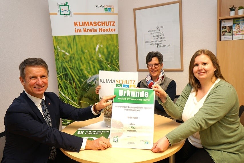 Unter dem Motto „Ehrenamt macht Klimaschutz – das effiziente Vereinsgebäude“ freuen sich Landrat Michael Stickeln, Carolin Röttger (r.) und Martina Krog (beide Abteilung Umweltschutz und Abfallwirtsch