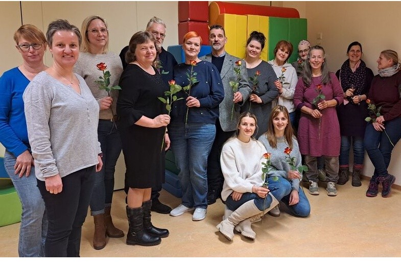 Die Dozentinnen der Katholischen Bildungsstätte für Erwachsenen- und Familienbildung Sandra Kluge, Marita Kopp Spieker (1.u.2 v.l.) und Stefanie Höttemann (2.v.r.) freuten sich, den Teilnehmerinnen un