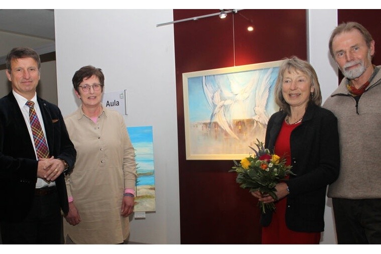 Eröffnung der Benefiz-Kunstausstellung mit beeindruckenden Landschafts- und Tierbildern (von links): Landrat Michael Stickeln, Monika Wintermeyer vom Verein 