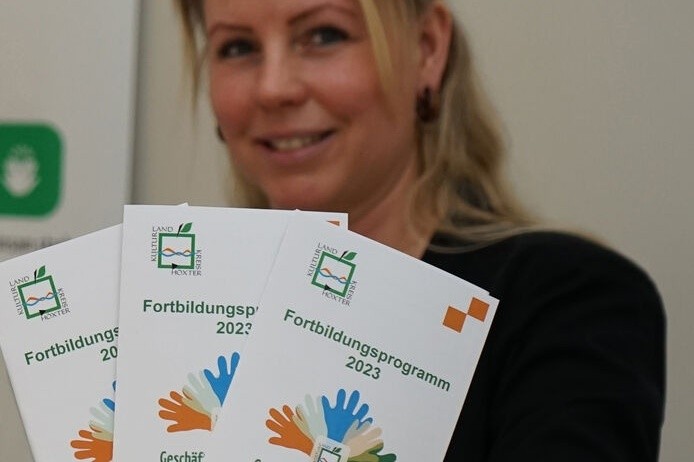 Der neue Flyer der Geschäftsstelle Ehrenamt informiert über das Fortbildungsprogramm 2023 für ehrenamtlich Aktive und wird von der Ehrenamtsmanagerin des Kreises Höxter, Katharina Serinelli, vorgestel