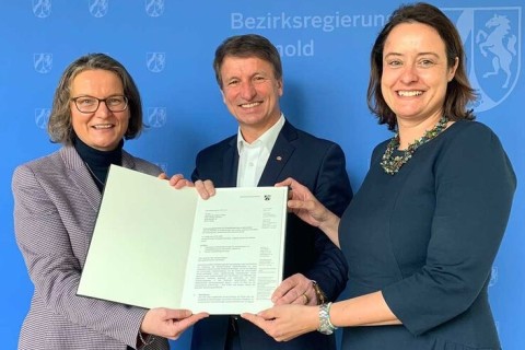 Ministerin Ina Scharrenbach überreicht Landrat Michael Stickeln Förderbescheid für Digitalnetzwerk