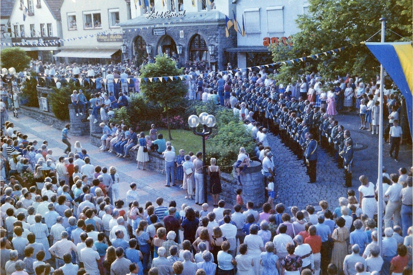 Zapfenstreich des Jubelschützenfestes am 09.07.1983 in Bad Driburg am Alten Markt