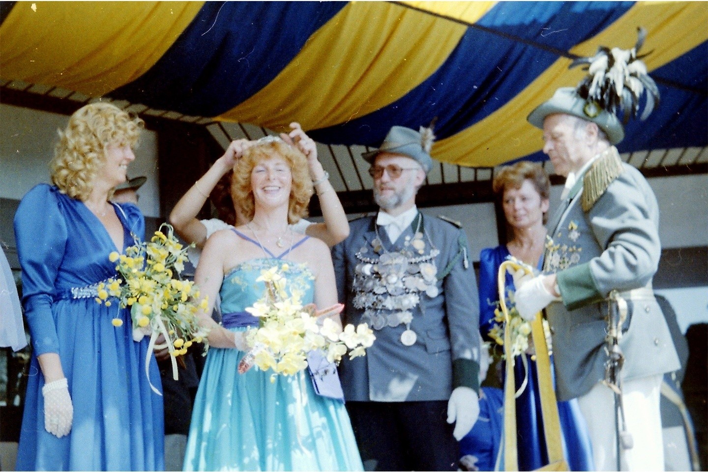 Krönung zum Jubelschützenfest 1m 10. Juli 1983 König Bernhard Humborg sen. und seine Königin Lucie Brinkmöller und Hofstaat vor dem Rathaus