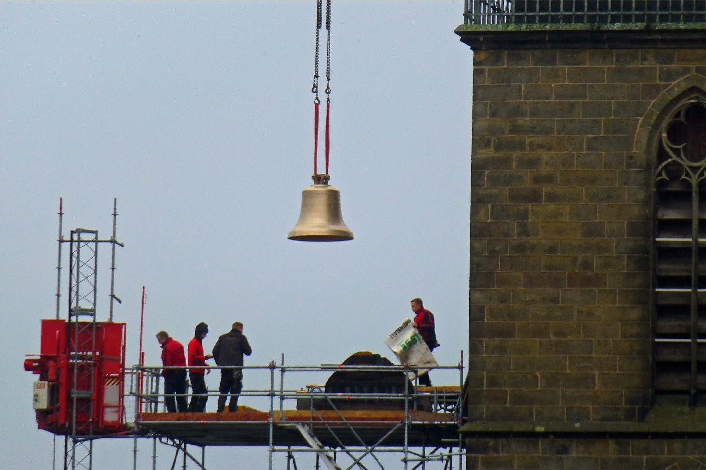 Glockenstuhlaufbau und Einbringung der Glocken von St. Peter und Paul