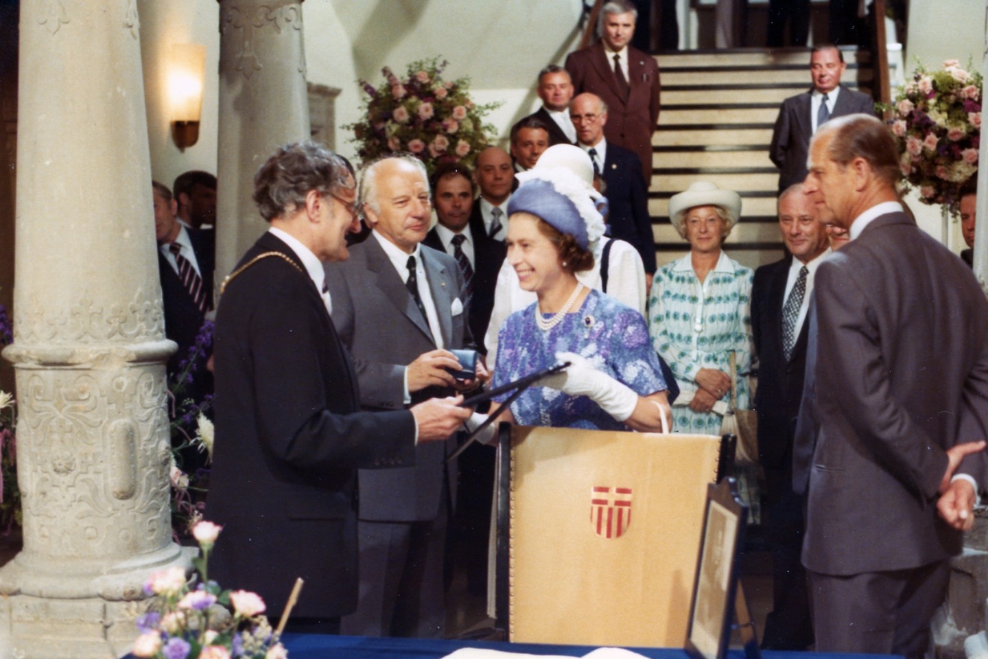 Bei der Eintragung ins Goldene Buch der Stadt Paderborn am 7. Juli 1977 im Paderborner Rathaus: (v.l.) Bürgermeister Herbert Schwiete, Bundespräsident Walter Scheel, Königin Elizabeth II. und Prinz Ph