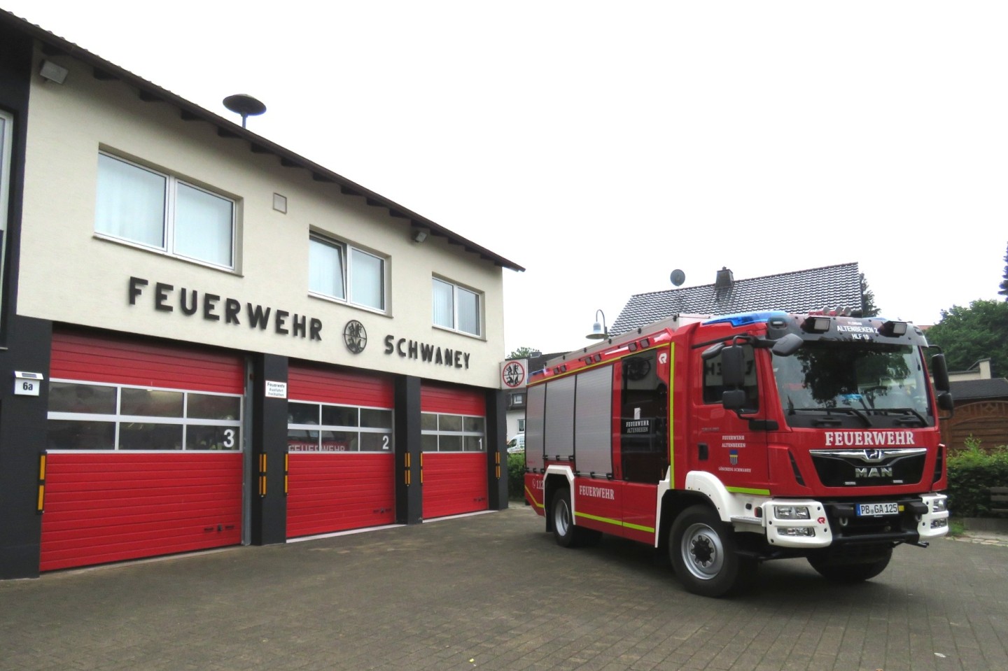 HLF 10 vor dem Gerätehaus in Schwaney Fotorechte Feuerwehr Altenbeken
