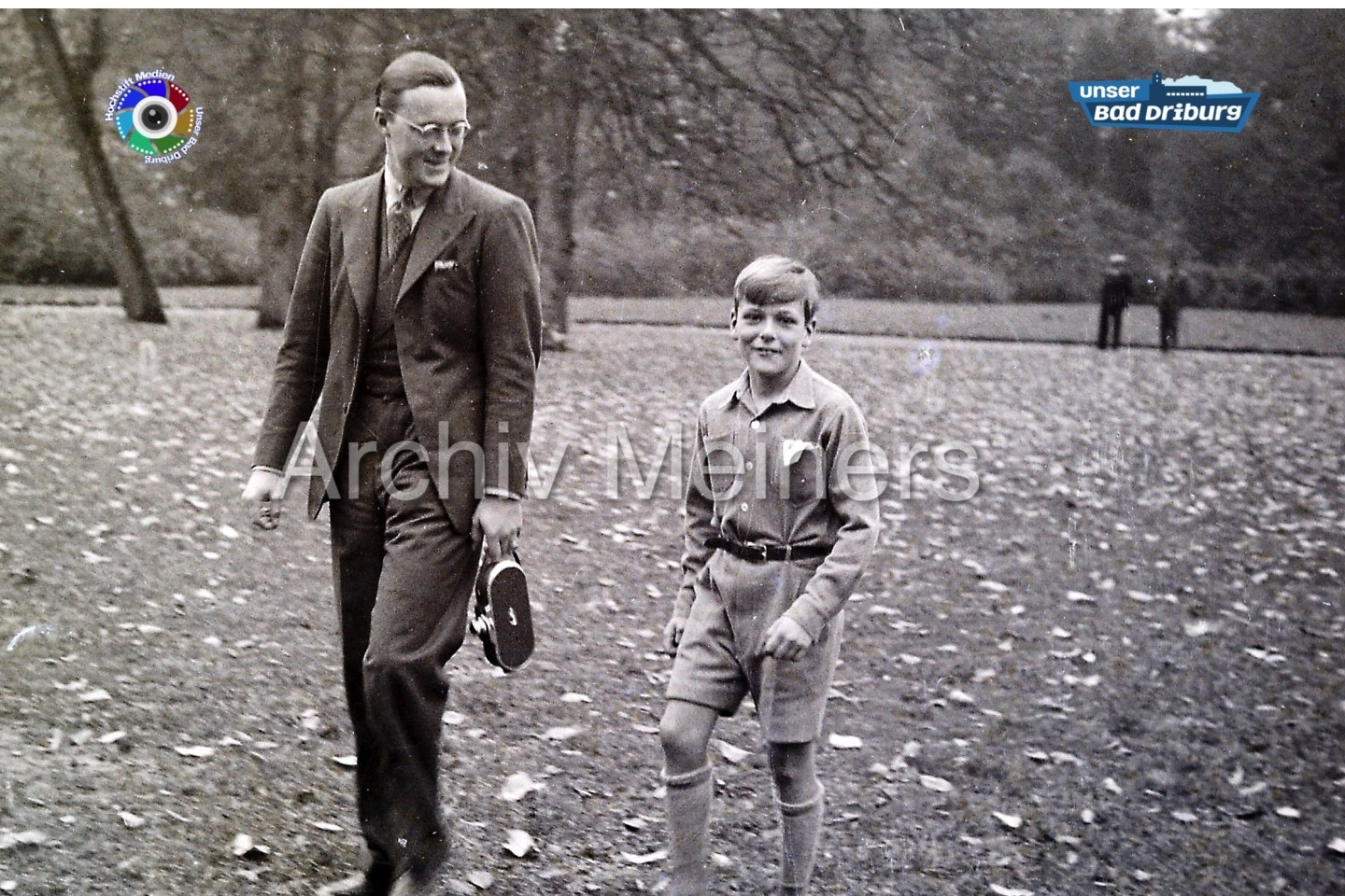 24./25. Oktober 1936 -  Prinz Bernhard der Niederlande https://de.wikipedia.org/wiki/Bernhard_zur_Lippe-Biesterfeld auf Besuch bei der gräflichen Familie, hier zusammmen mit dem jungen Caspar Graf vo