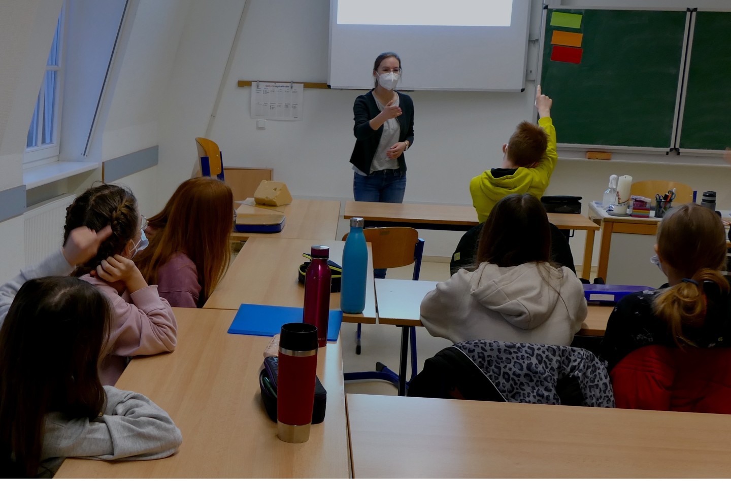 - Bild 1: Katharina Willberg klärt die Fragen der Schülerinnen und Schüler zum Thema „Cybercrime“. Gymnasium St. Xaver