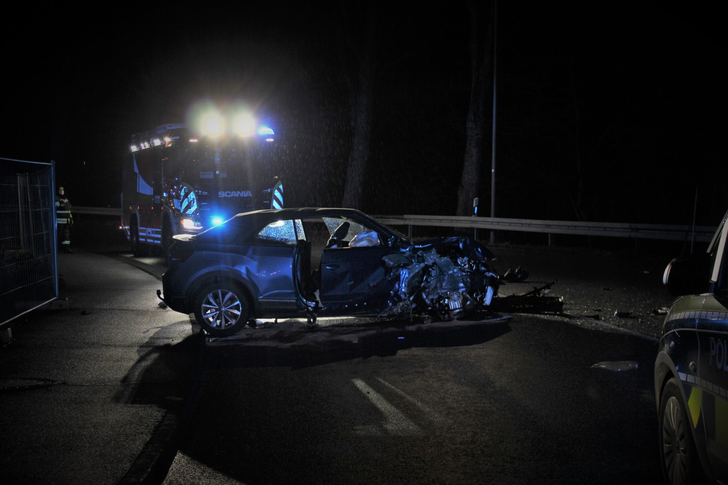 POL-PB: 15-Jähriger verunglückt mit Auto des Vaters - zwei Schwerverletzte Paderborn (ots)