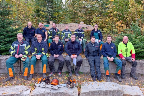 FW-PB: 16 Feuerwehrleute im Ringelsteiner Wald an der Kettensäge fit gemacht