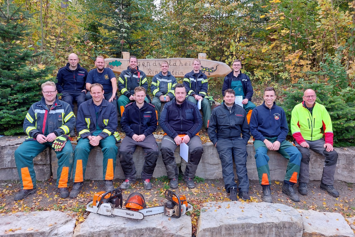 Die erfolgreichen Teilnehmer nach der praktischen Ausbildung im Ringelsteiner Wald mit Ausbildungsleiter Ferdi Fornefeld (vorn rechts). Foto: VdF