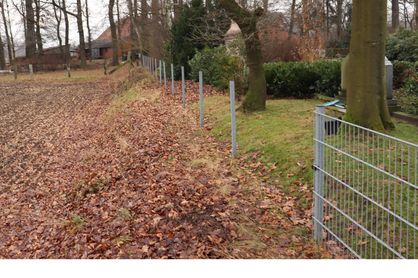 POL-PB: 14 Zaunelemente vom Friedhof gestohlen Delbrück (ots)