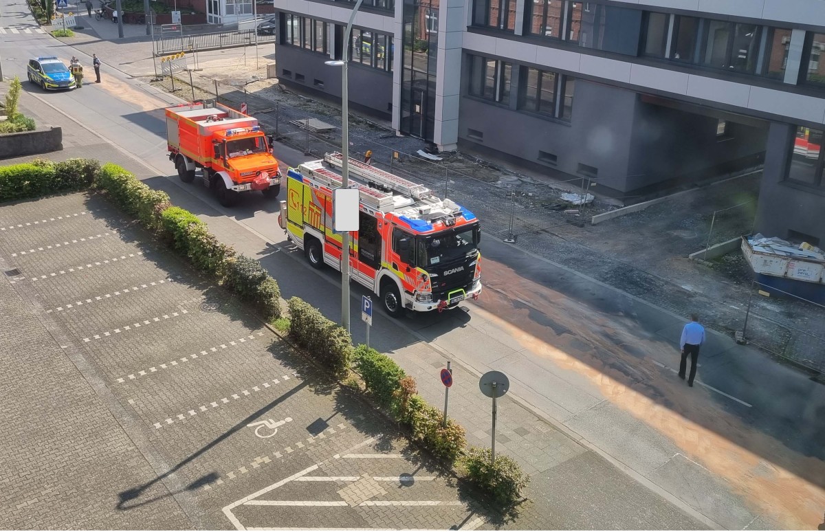 POL-PB: Öl auf der Fahrbahn sorgt für Straßensperrung Paderborn (ots)