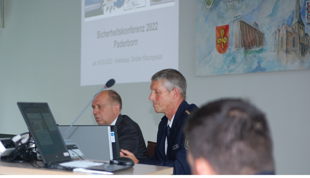 Foto 2: Landrat Christoph Rüther (l.) und Leitender Polizeidirektor Ulrich Ettler führten durch die Konferenz