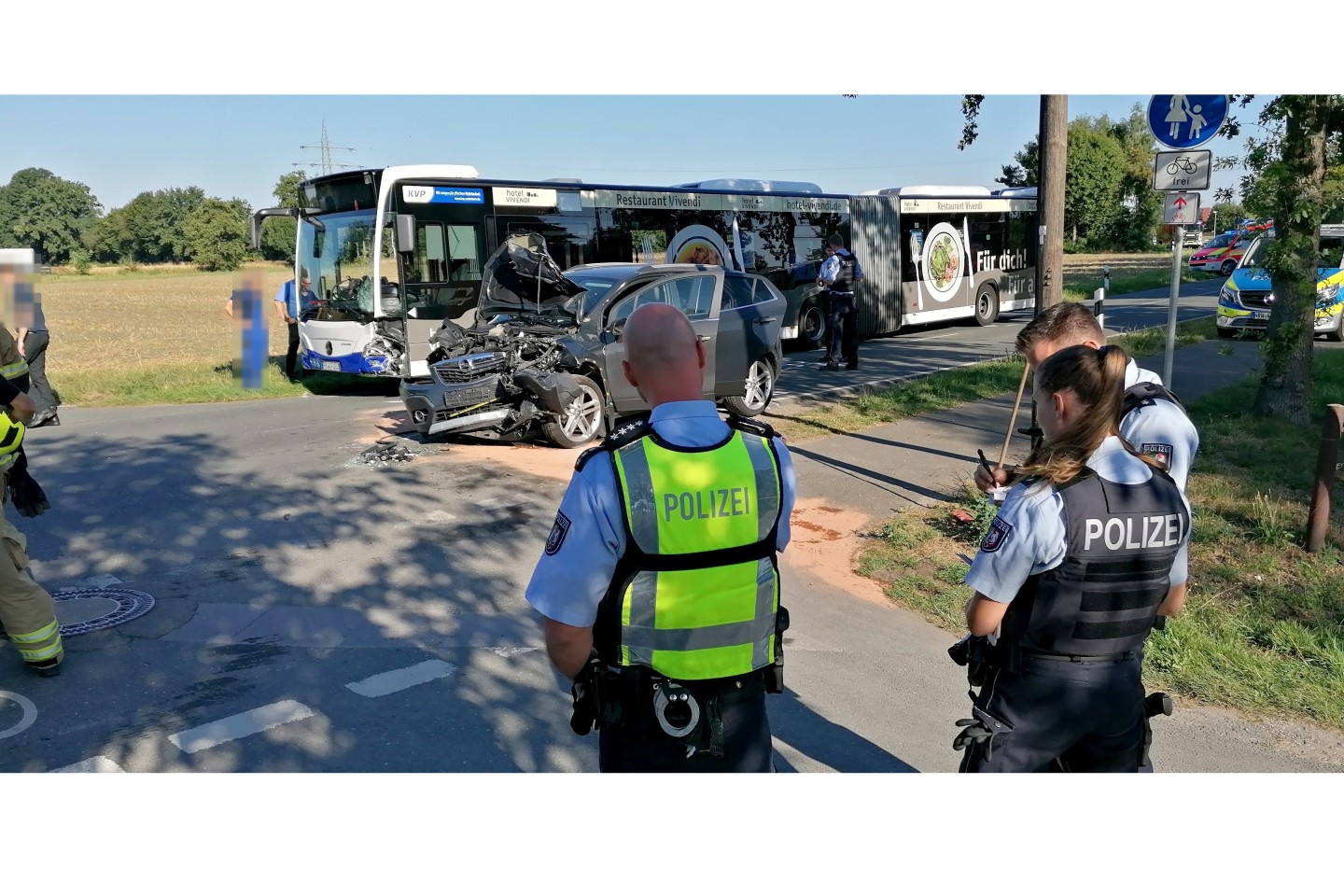 Auto prallt gegen Linienbus - Viele Kinder verletzt