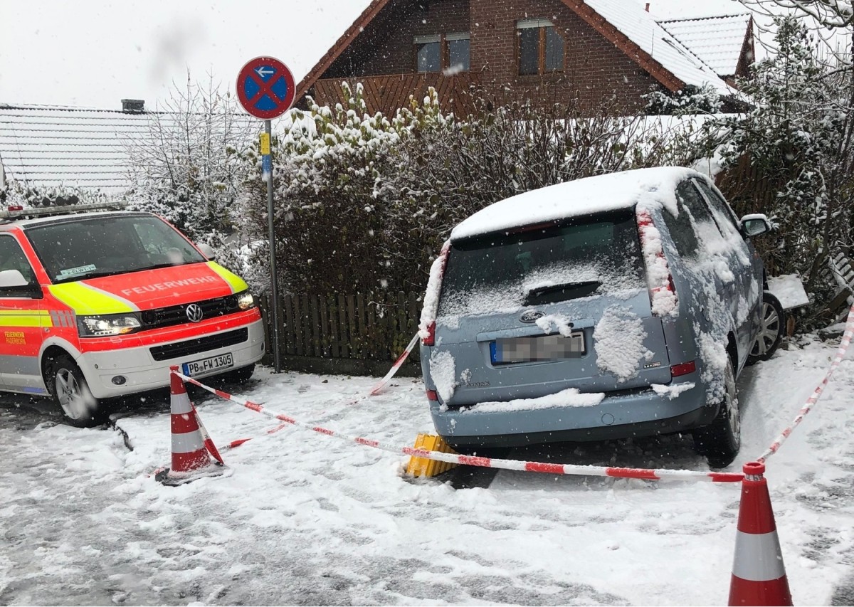 Ford rammt Stromverteiler - Stromausfälle in Paderborn-Neuenbeken