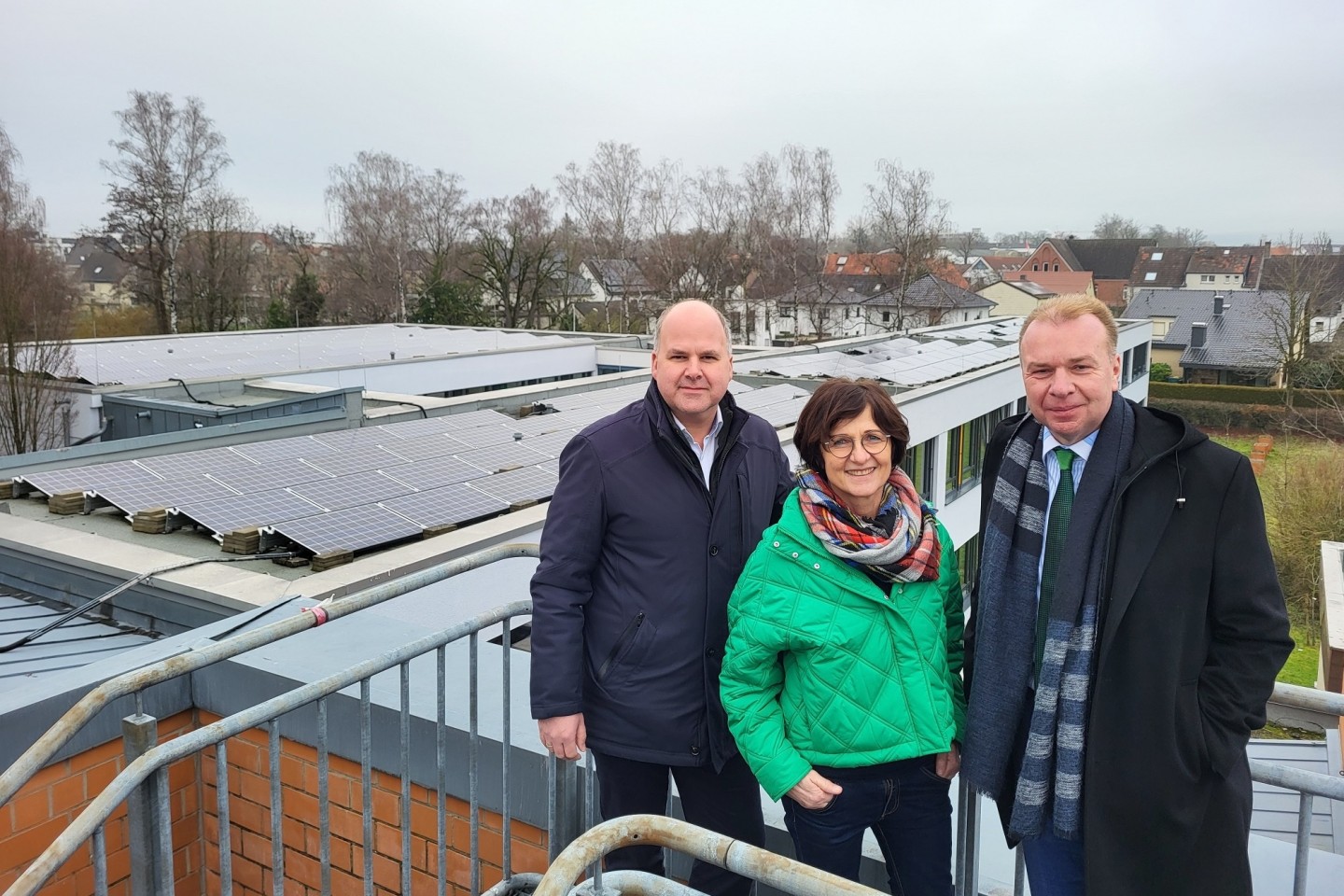 So kann Selfmade-Strom vom Dach aussehen: Petra Schepsmeier von der Landesgesellschaft NRW.Energy4Climate (Mitte) sowie Bad Lippspringes Bürgermeister Ulrich Lange (rechts) und sein Schlänger Amtskoll