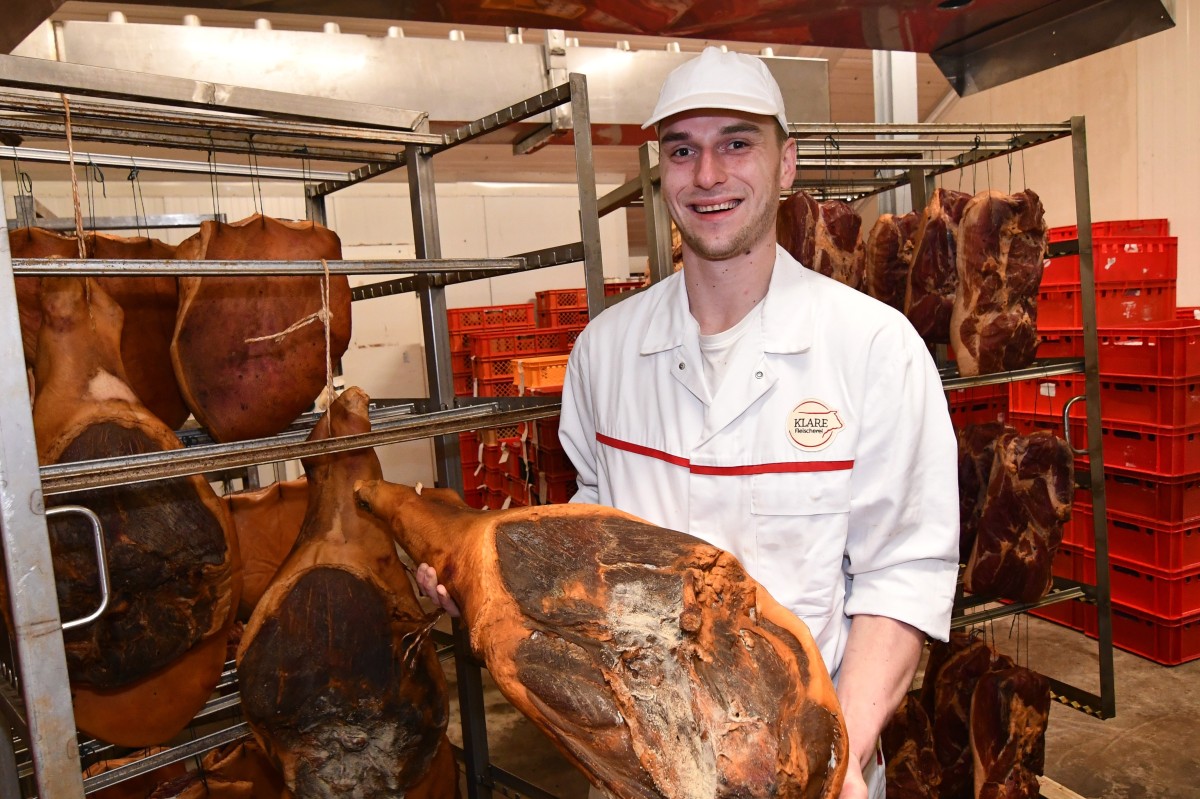 Kümmert sich auch um den gut gereiften Kernschinken: Maximilian Klare (24), stolzer Jungmeister im Fleischerhandwerk, weiß bei seiner täglichen Arbeit um die hohen Ansprüche seiner Kundschaft.