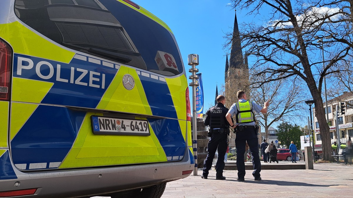 Foto 1: Mittwochnachmittag: Die Polizei kontrolliert an Brennpunkten in der Paderborner Innenstadt