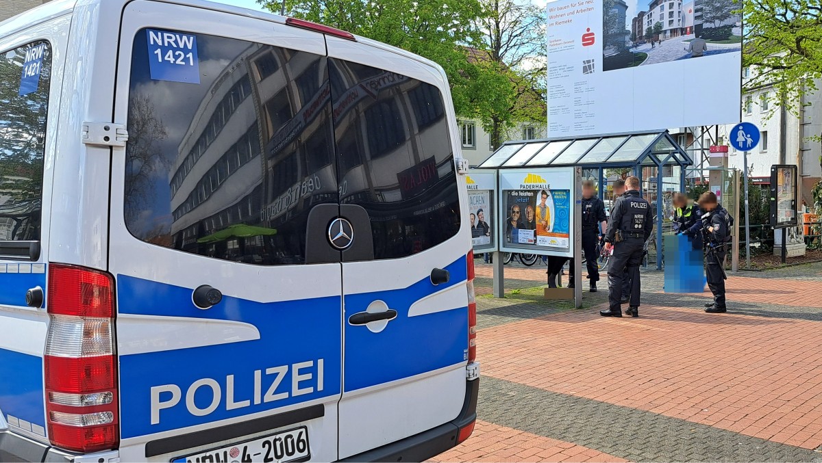 Foto 2: Beamte der Bielefelder Polizeihundertschaft bei einer Kontrolle am Westerntor