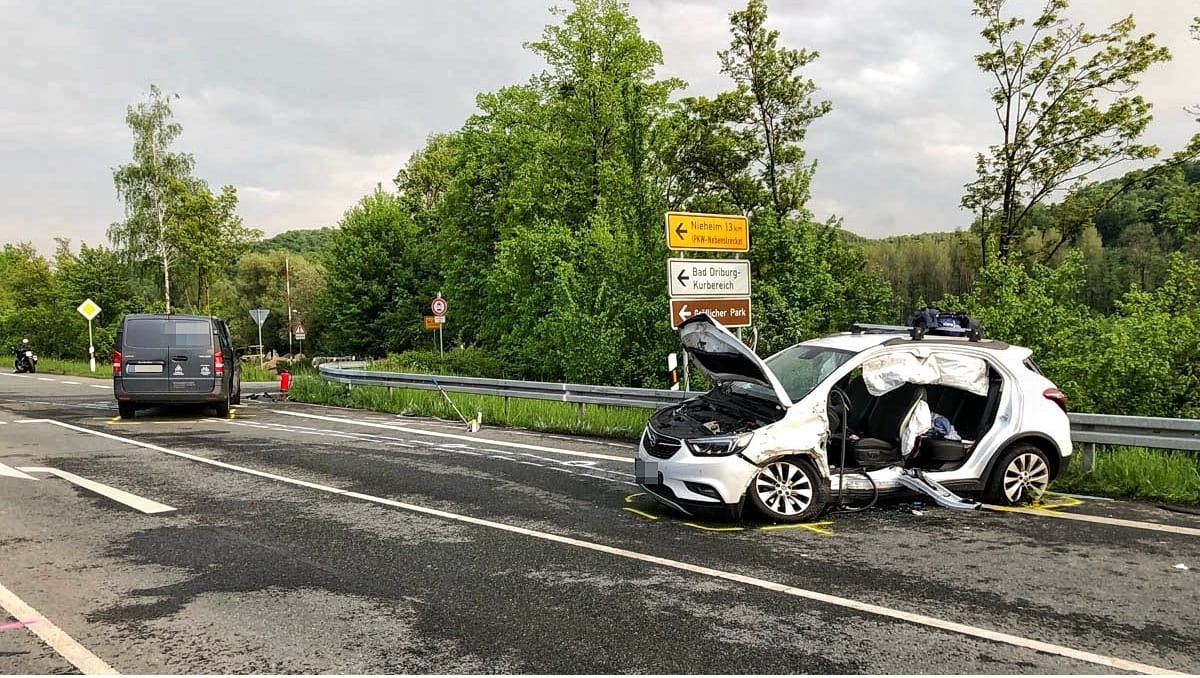 pol-hx: 5 schwer verletzte Personen bei Verkehrsunfall, zwei davon lebensgefährlichBad Driburg (ots)