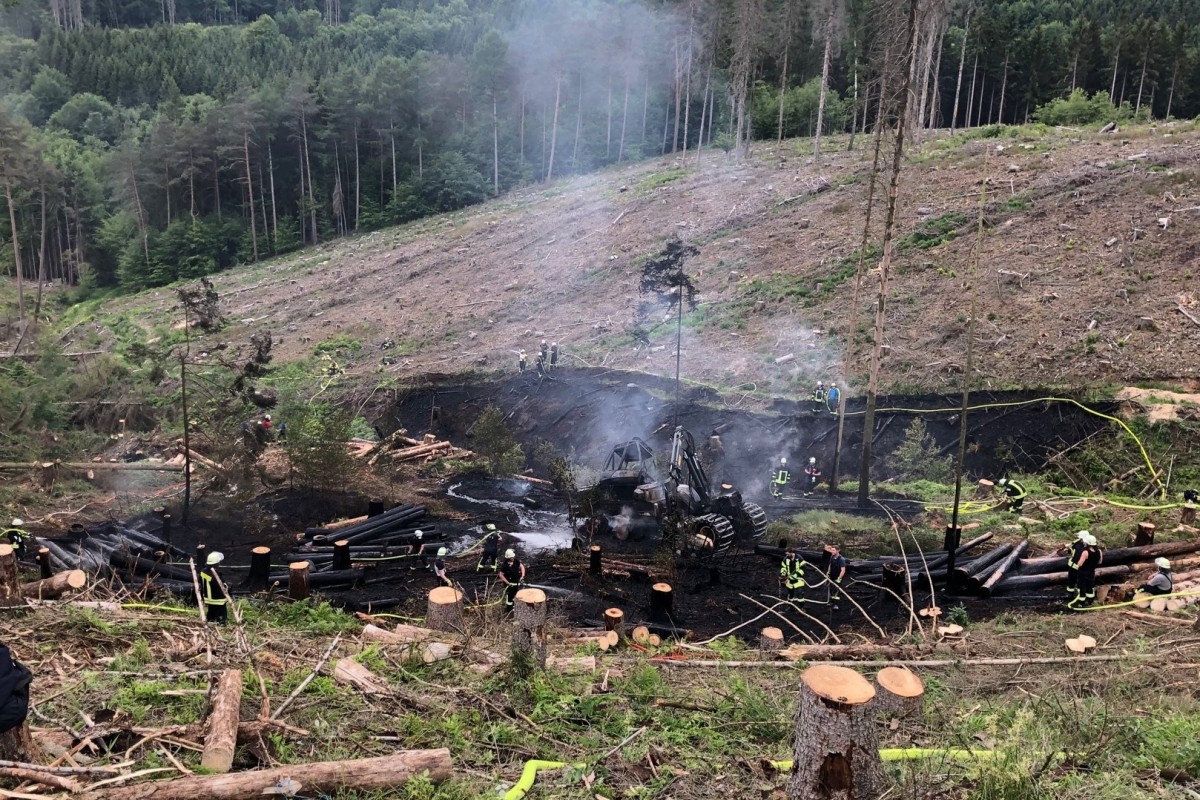 POL-PB: Brennende Arbeitsmaschine löst Waldbrand aus Bad Wünnenberg (ots)