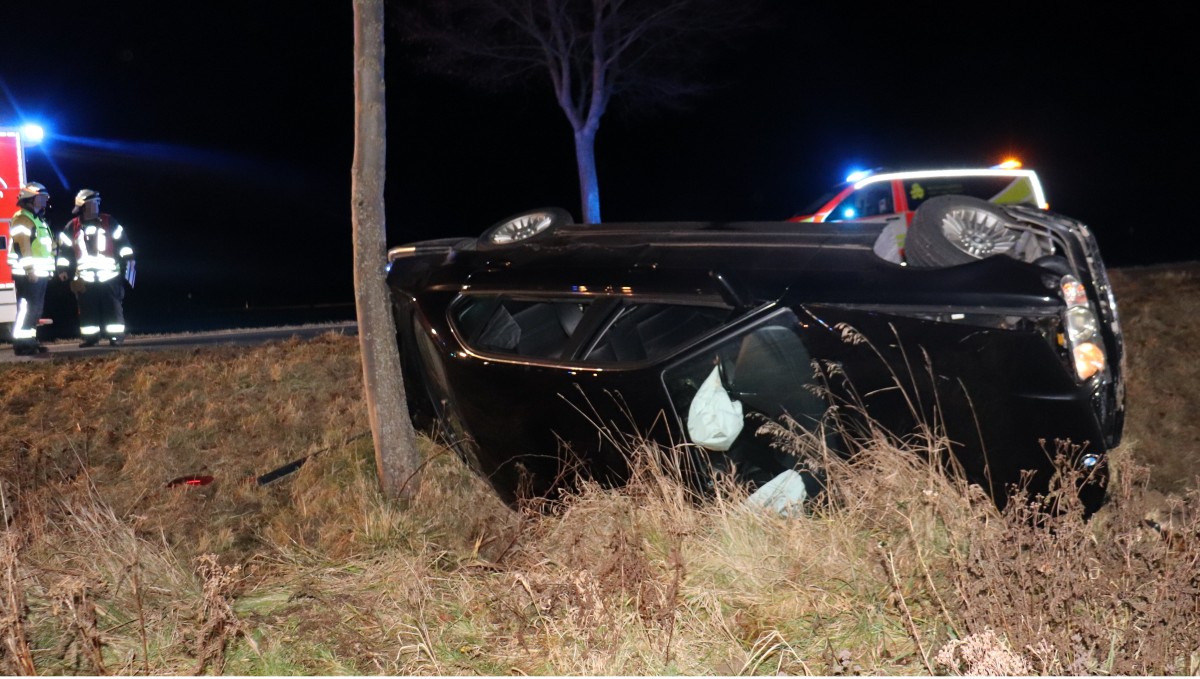 Bildunterschrift: Der BMW kippte im Graben auf die Seite. Vier junge Männer (19/20) und eine 18-Jährige erlitten Verletzungen. Borchen (ots)