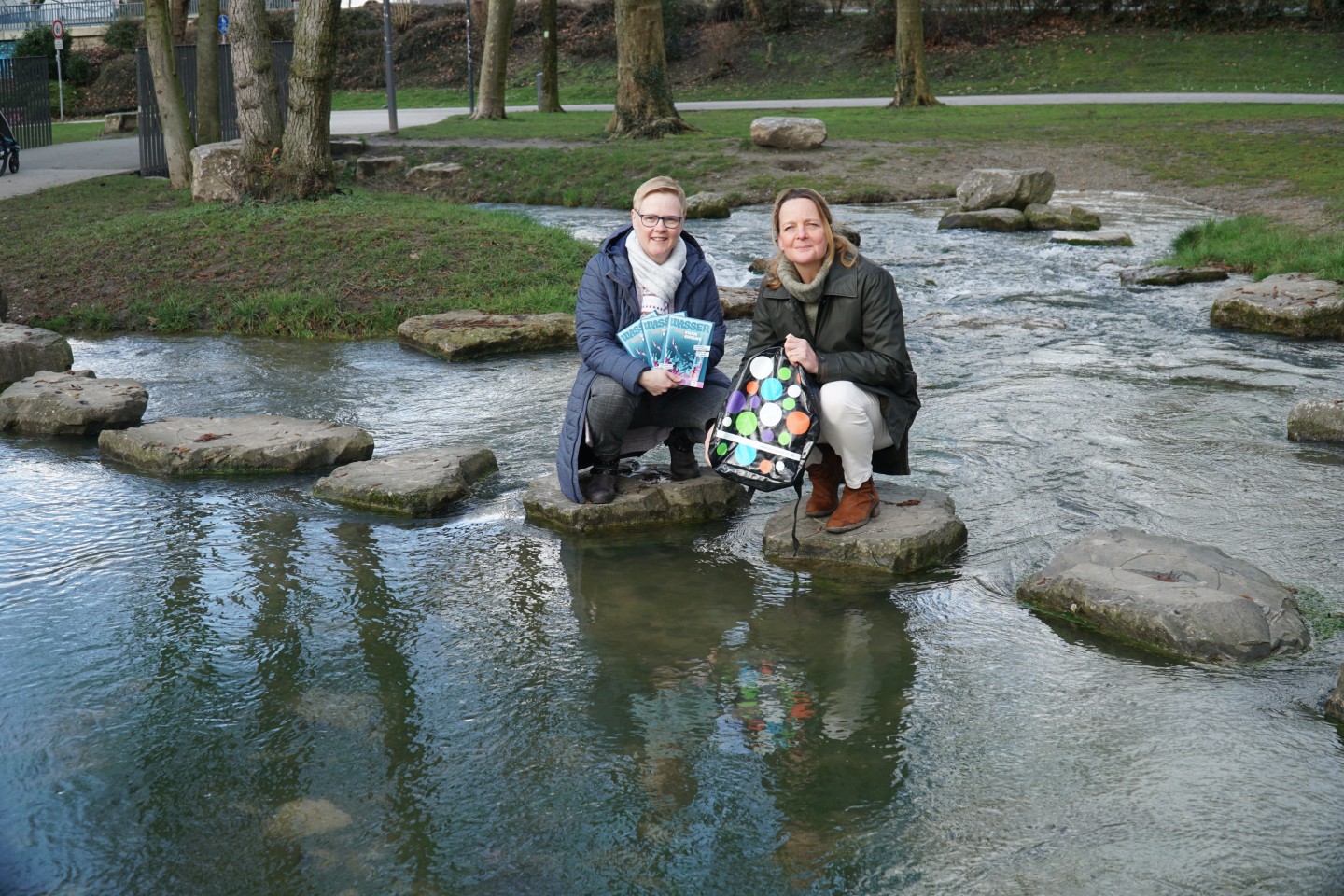 Präsentieren stolz das neue Kulturrucksack-Programm rund um das Thema Wasser (v.l.) Claudia Voss (Kreis Paderborn) und Susanne Kirchner (Stadt Paderborn). © Stadt Paderborn