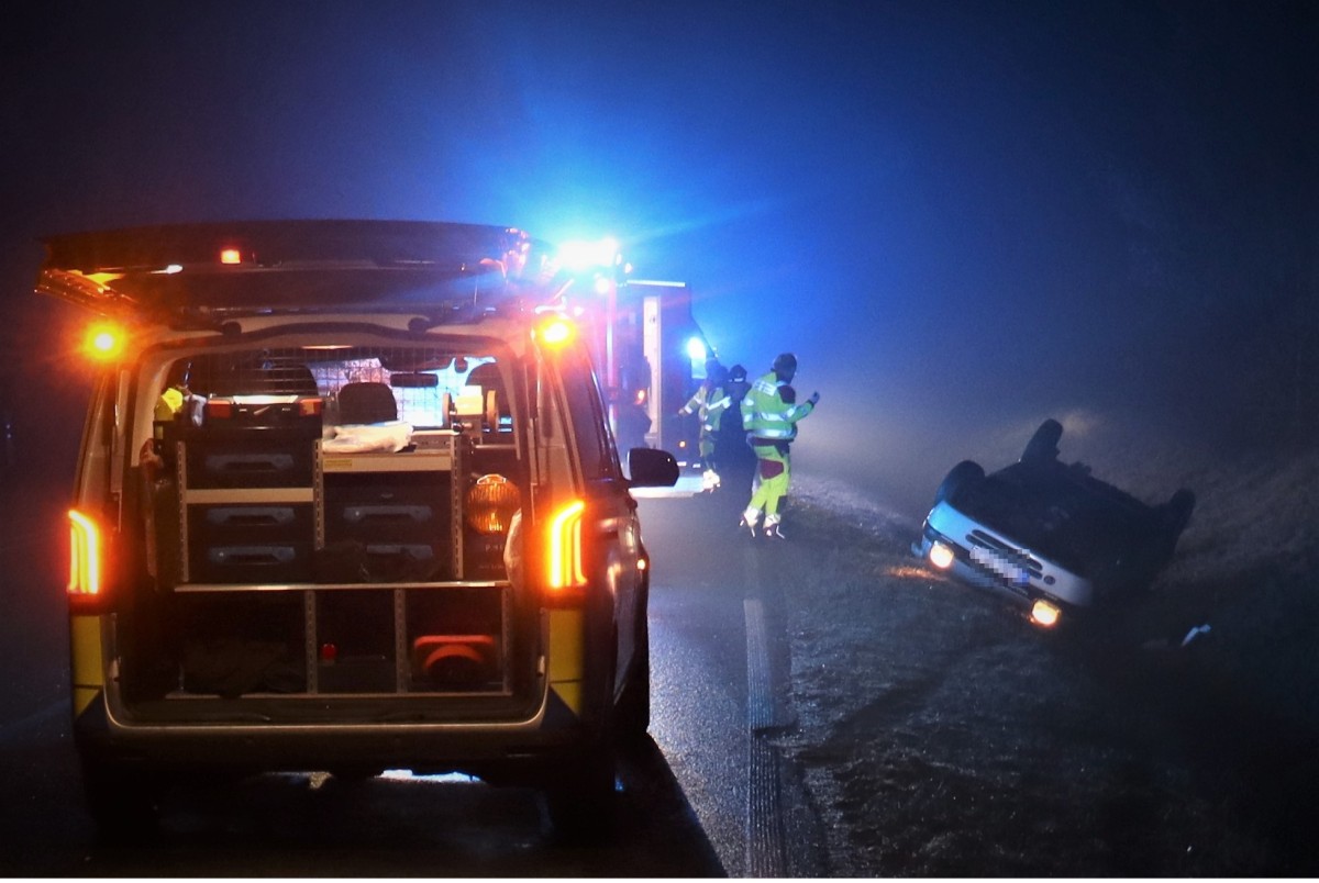 Bildunterschrift: Mit einem Renault Twingo verunglückten zwei junge Männer am Donnerstagabend auf der B1 bei Bad Lippspringe