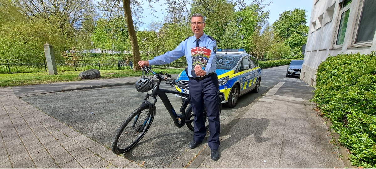 Bildunterschrift: Mehr Informationen zum Schutz vor Fahrraddiebstahl hält die Polizei im Faltblatt "Räder richtig sichern" bereit.