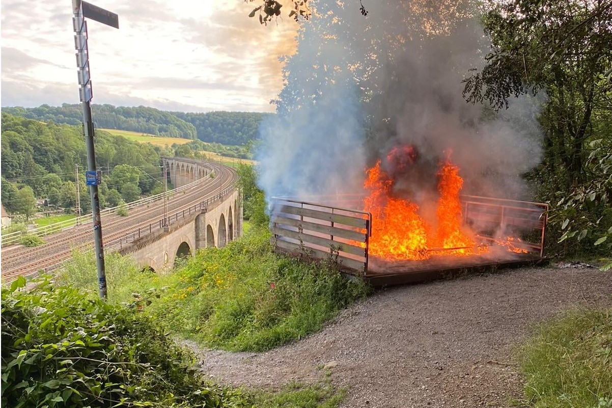 POL-PB: Feuer auf Aussichtsplattform am Viadukt gelegt