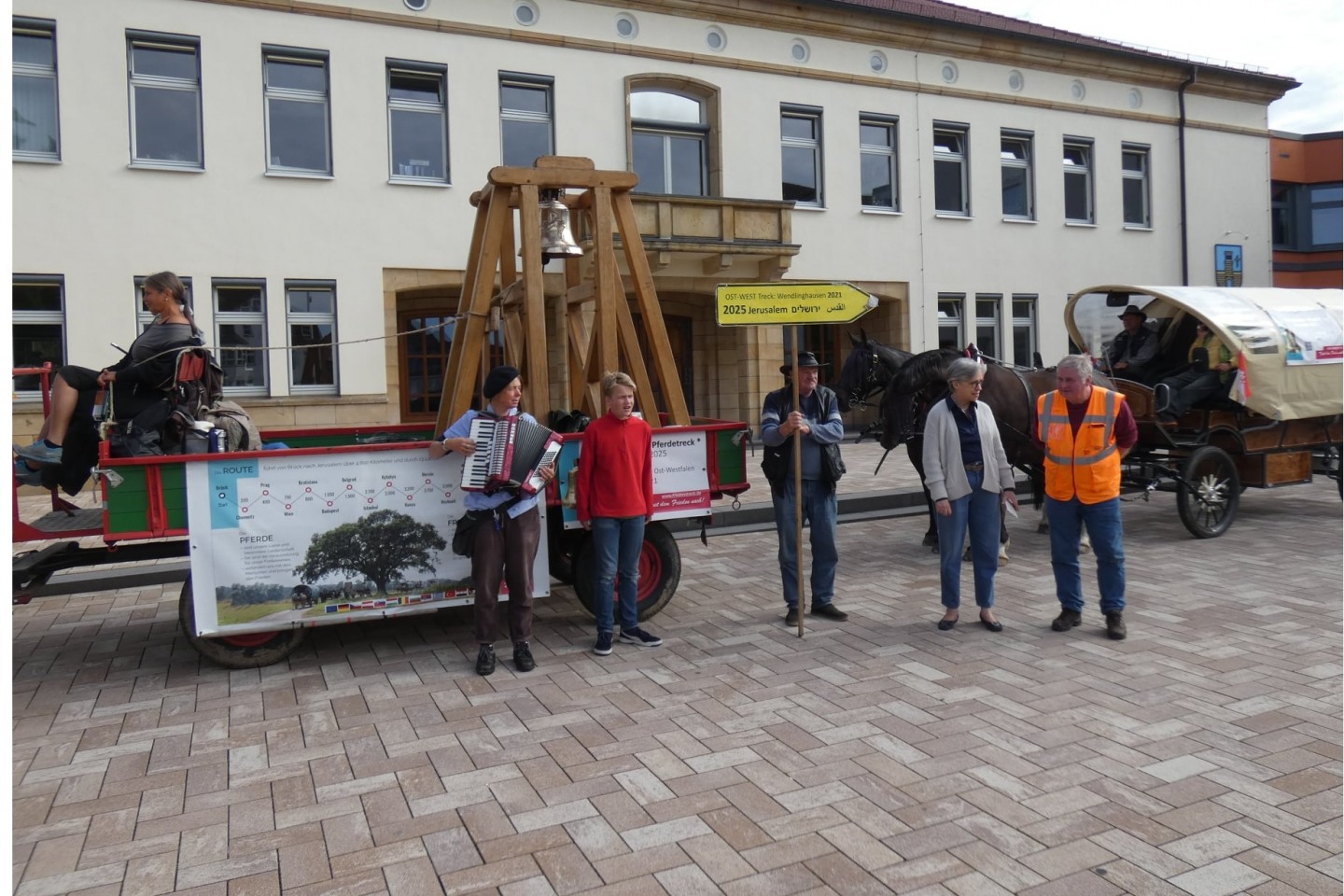 Friedenstreck zu Gast in Bad Driburg - Zwischenstopp am Rathaus 