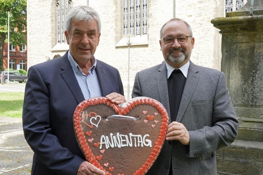Freuen sich auf den bevorstehenden Annentag: Bürgermeister Hermann Temme und Pfarrer Monsignore Andreas Kurte Foto Stadt Brakel