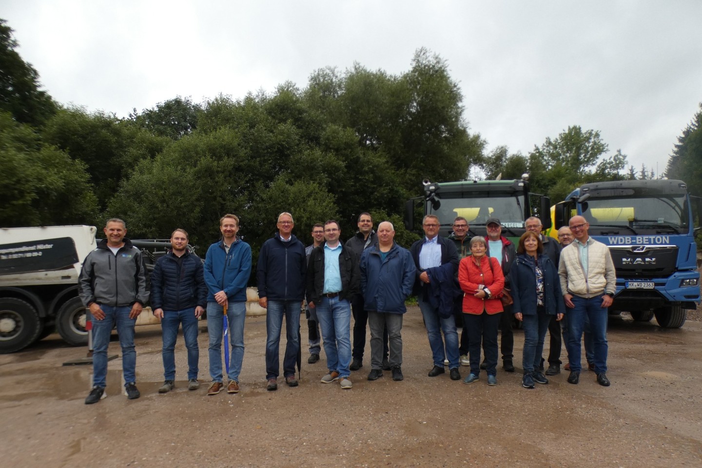 Der Ausschuss für Wirtschaftsförderung besucht das Weser-Diemel-Betonwerk