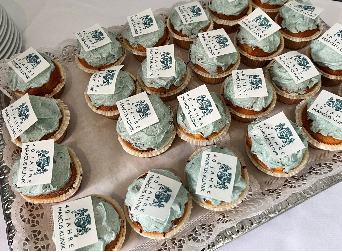 40JahreMK_Cupcakes: Zur Feier des Tages gab es Cupcakes für alle Mitarbeitende und Patienten der Marcus Klinik aus der eigenen Konditorei der Gräflichen Kliniken Bad Driburg