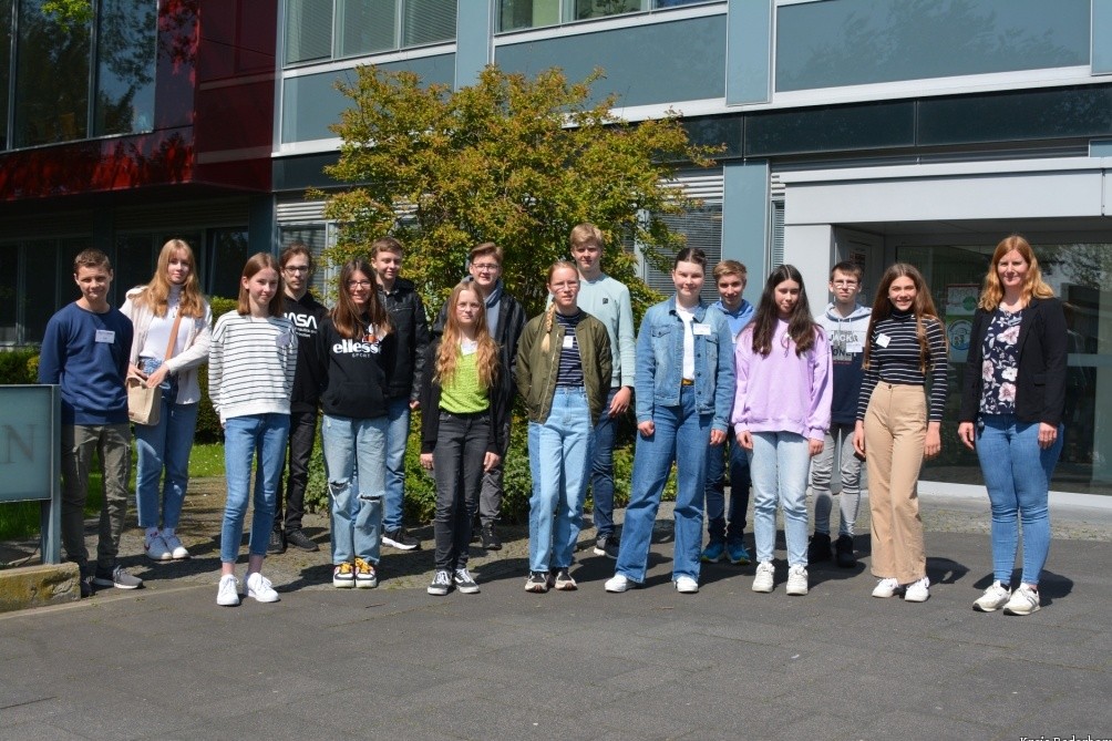 15 Schülerinnen und Schüler verbrachten im Rahmen des Girls/Boys Day einen Tag beim Kreis Paderborn und werden hier von Verwaltungsmitarbeiterin Marion Renneke (r.) begleitet.