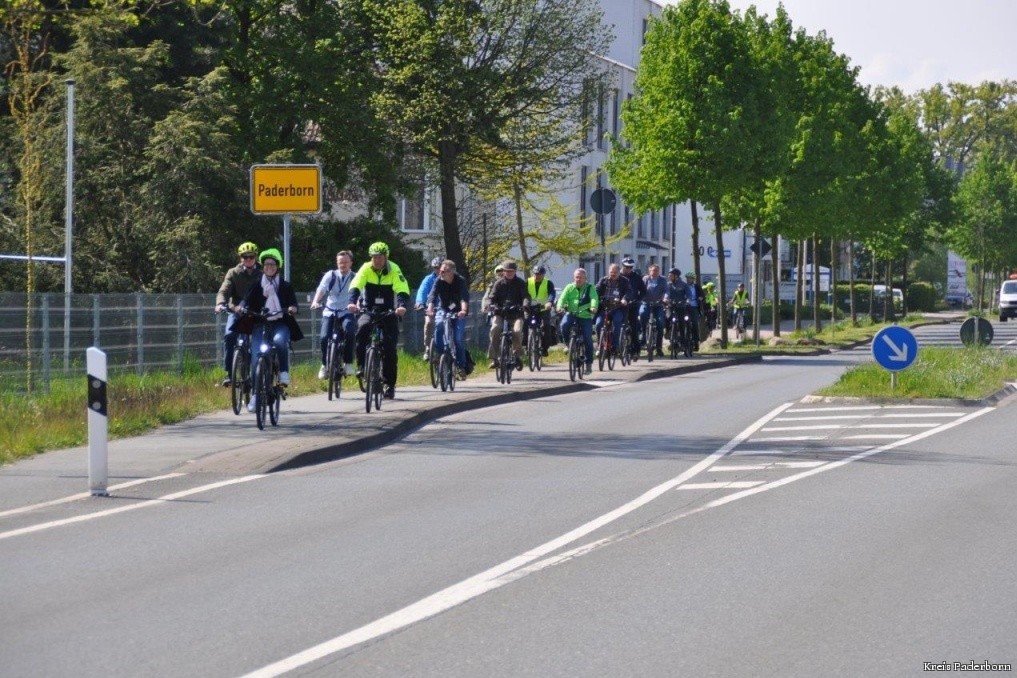 Foto: Michael Rüngeler, Kreisstraßenbauamt, Kreis Paderborn Ein große Gruppe Radfahrer begutachtete die Rad- und Fußwege im Kreis Paderborn.