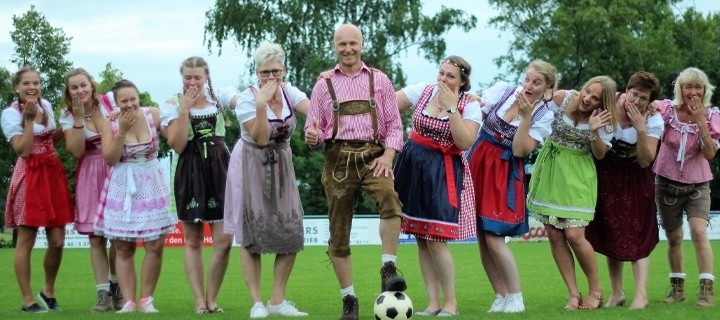 Gruppe Menschen in traditioneller bayrischer Tracht 