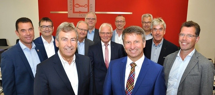 Foto Landrat Spieker und die 10 Bürgermeister oder Stellvertreter der Städte im Kreis Höxter