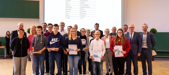 Schülerinnen und Schüler der Gesamtschule Bad Driburg mit dem Förderpreis der Wirtschaft ausgezeichnet